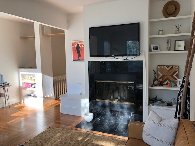 Building Photo - Stunning large Classic Pacific Heights Flat with lots of light, hardwood floors, washer/dryer, gr...