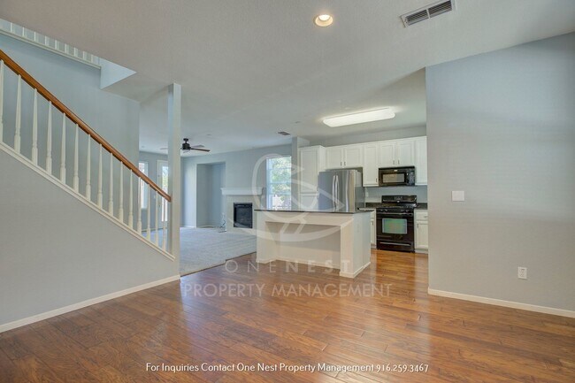 Building Photo - Stunning 3 bedroom 3 bathroom Lincoln Cros...