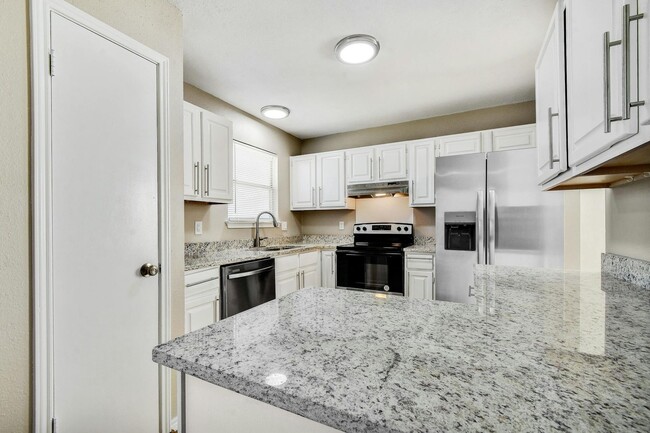 Building Photo - Newly remodeled 3 bed, 2.5 bath in gated c...