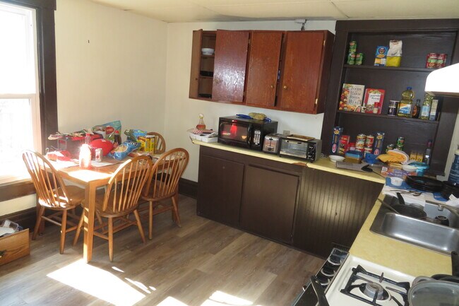 Kitchen - 424 Kirn Ave