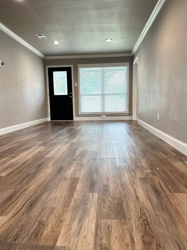 Building Photo - Located in the HEART of Burleson!