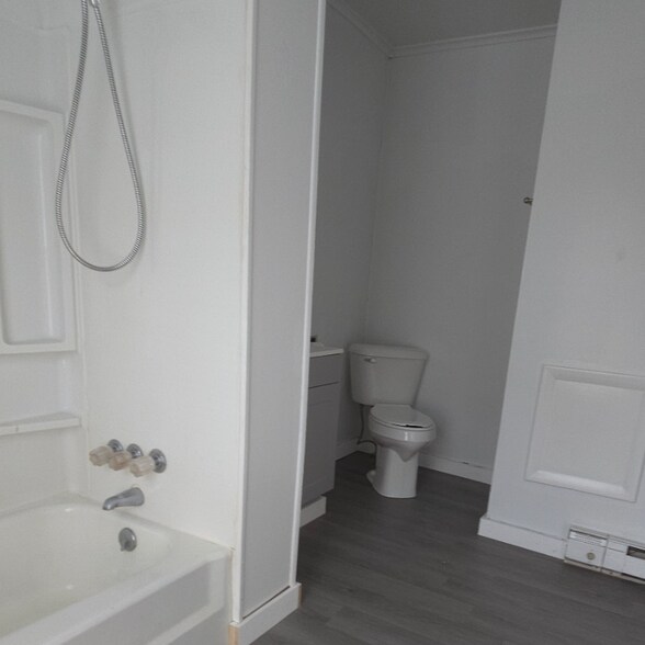 Building Photo - 19-21-21 Mcdougall Ave