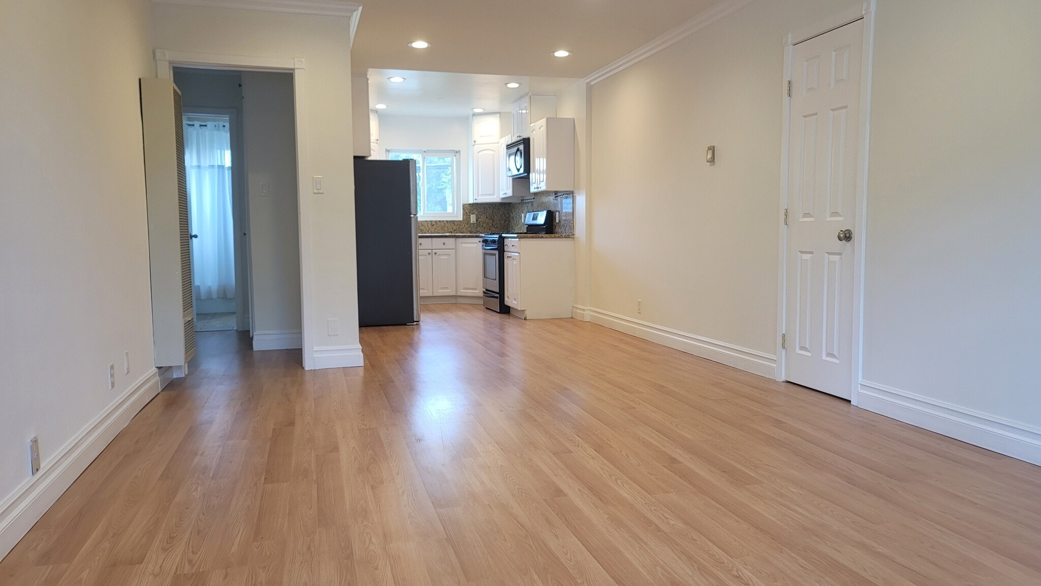 Building Photo - 2545 Beverley Ave