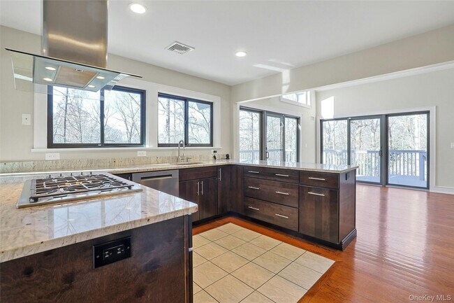 Building Photo - 300 Clausland Mountain Rd