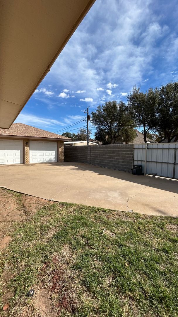 Building Photo - Large Family Home in Country Club North