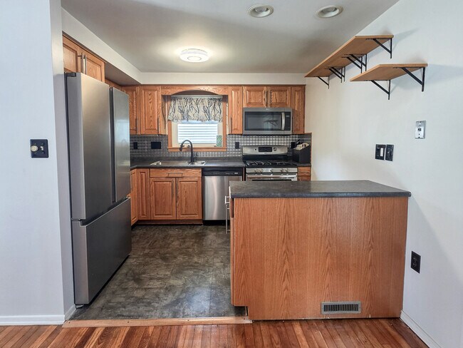 Building Photo - 408 Hazelnut Dr