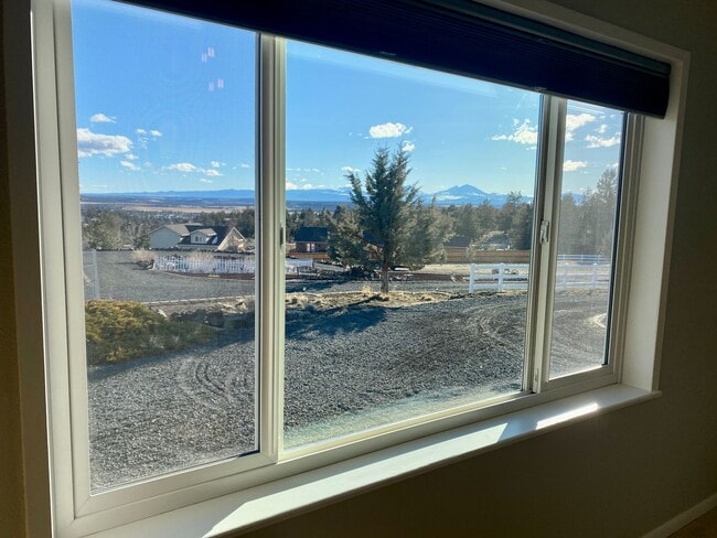 Building Photo - 3 Bedroom 2 Bathroom house in Crooked River Ranch with huge views and a shop!