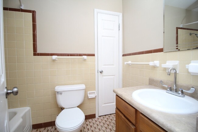 Building Photo - Northeast Pensacola Home- Entertainers Dre...