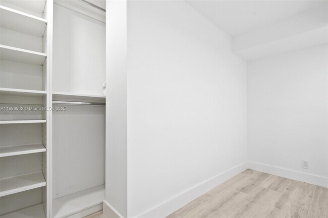 Building Photo - 1121 Crandon Blvd