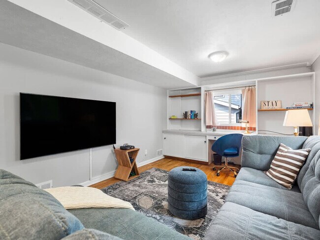 Building Photo - 670 Treeside Dr