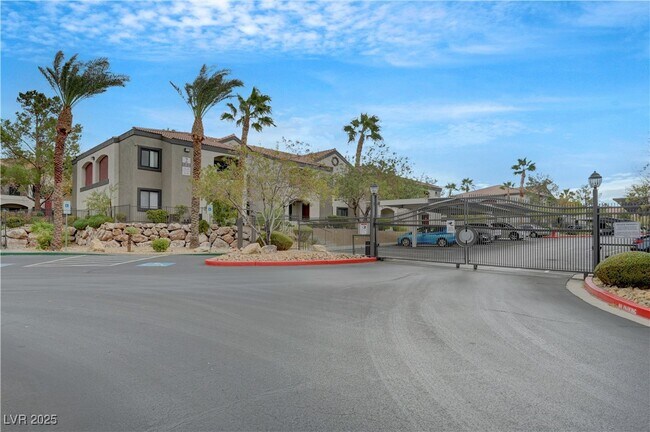 Building Photo - 950 Seven Hills Dr