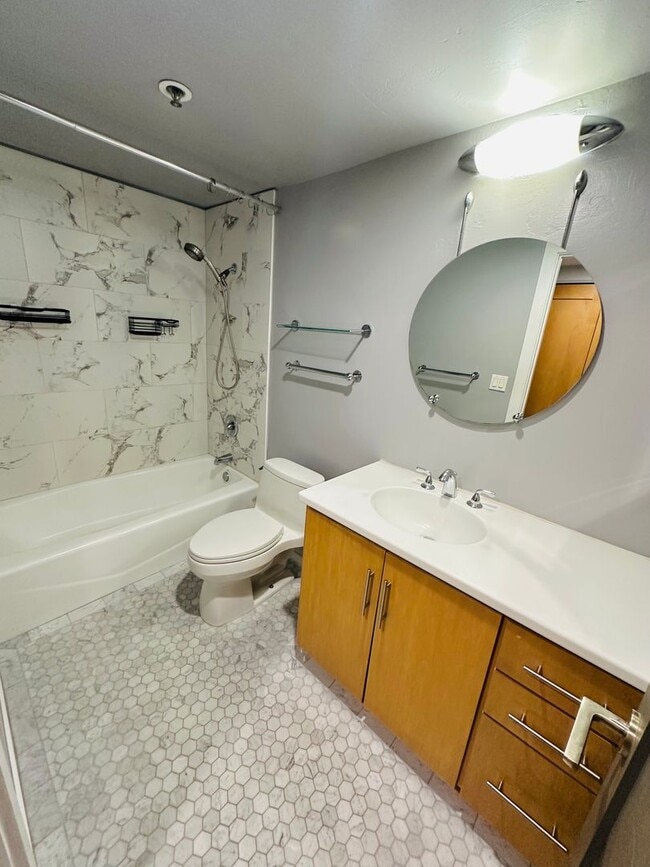Building Photo - Ground level 2 bedroom, 2 bath in Bayfront...