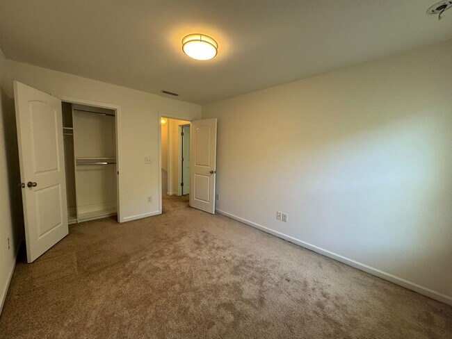 Building Photo - **Move-In Special of $500 off the first full months rent**