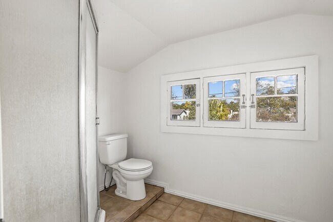 Bathroom 3/4 (U/S) - 490 MacDonald St