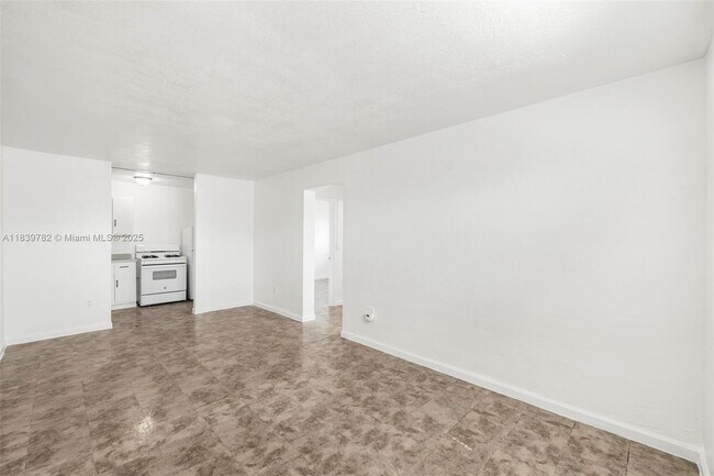 Building Photo - 126 SW 18th Ave