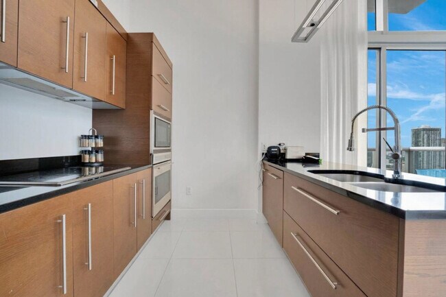 Building Photo - 485 Brickell Ave