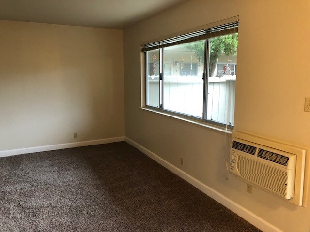 Living Room1 - 3515 Chestnut Ave