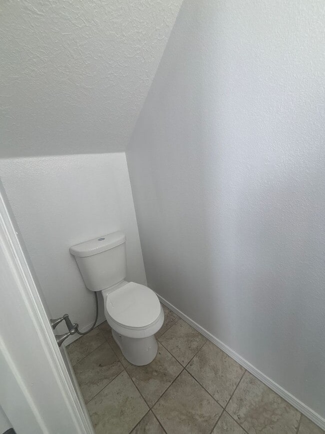 Building Photo - 5 Bedroom House