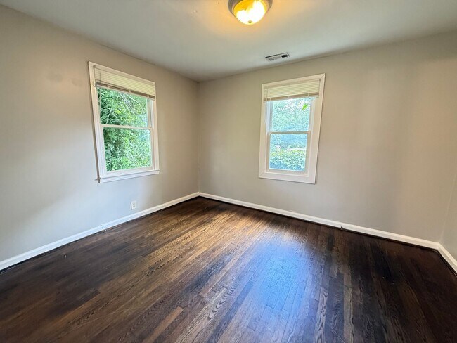 Building Photo - 2 Bedroom Cottage in Woodbine!