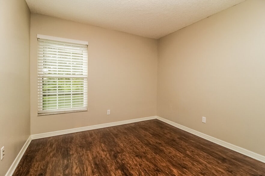 Building Photo - 1215 Creek Woods Cir