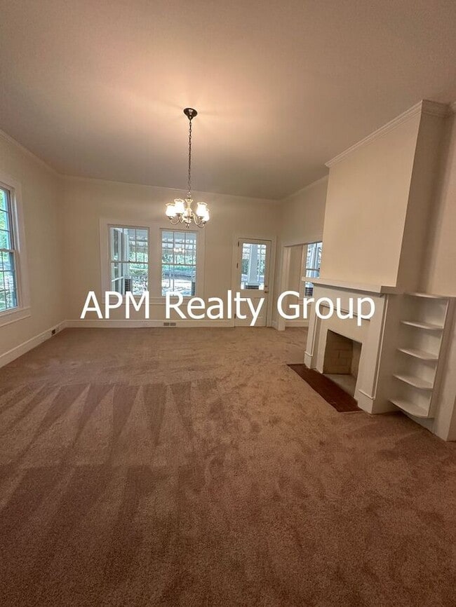 Building Photo - Private Country Feel Close to Downtown