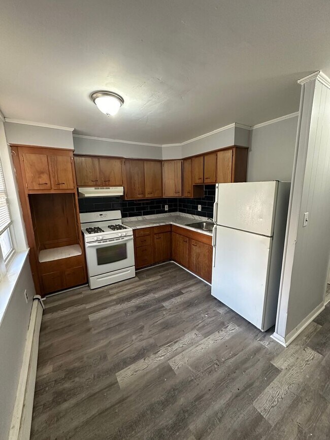 Building Photo - 1 bed/1 bath apartment available. 1st Floor