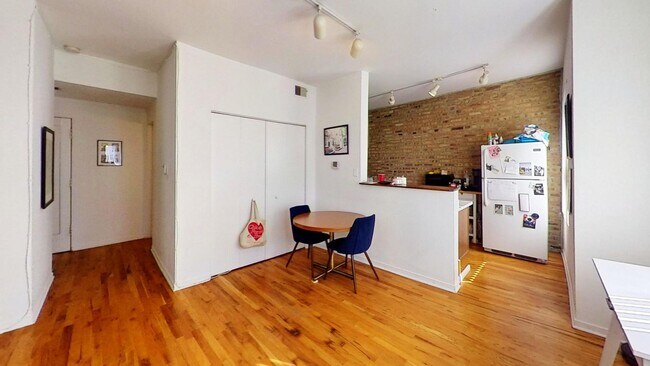 Building Photo - 1307 W Addison St