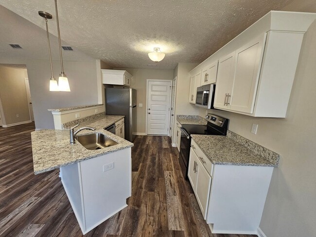 Building Photo - LUXURY 3 BEDROOM RANCH STYLE HOME IN SCENIC FOX RUN