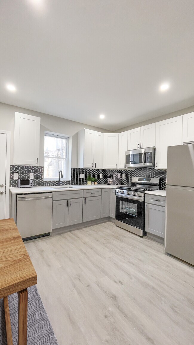 Building Photo - 1335 S Stanley St