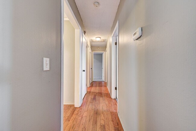 Building Photo - Updated Edmond Home with Newer Flooring