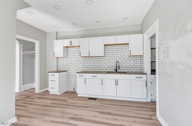 Building Photo - 9807 Parkgate Ave
