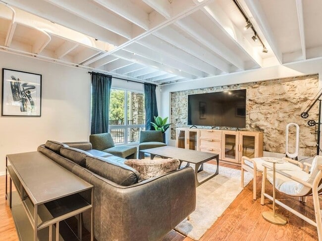 Building Photo - 500 E Riverside Dr