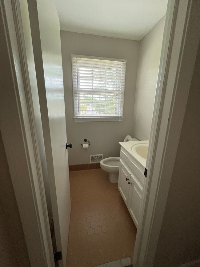 Building Photo - 5 Ramblewood Ln