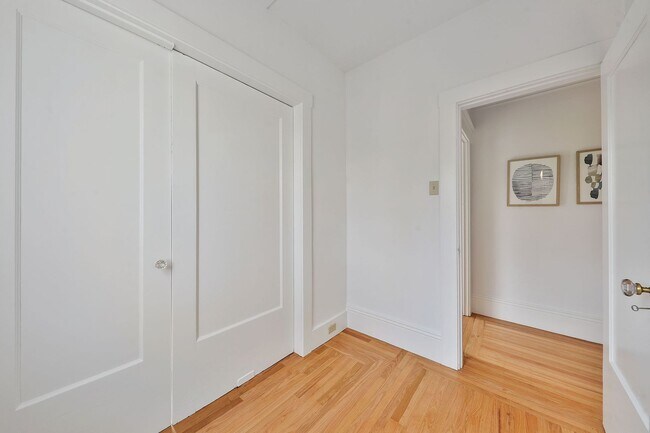 Building Photo - Cole Valley: Bright Top Floor Unfurnished 1 Bed 1 Bath with Garage Parking