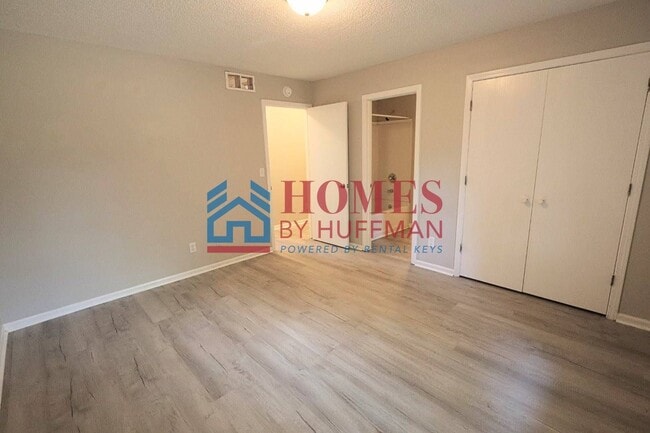Building Photo - Three Bedroom House | Remodeled & Move in Ready | Deposit Special