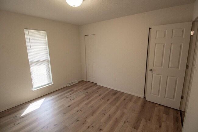 Building Photo - 1007 W Ash St