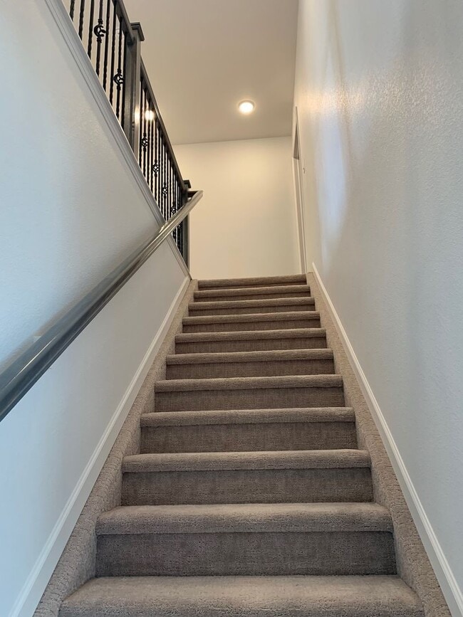 Building Photo - Beautiful Townhome In Monument With Two Ma...