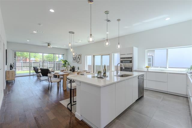 Building Photo - 9742 Sunset Dr