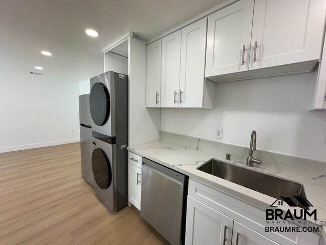 Building Photo - 1111 S Crest Dr