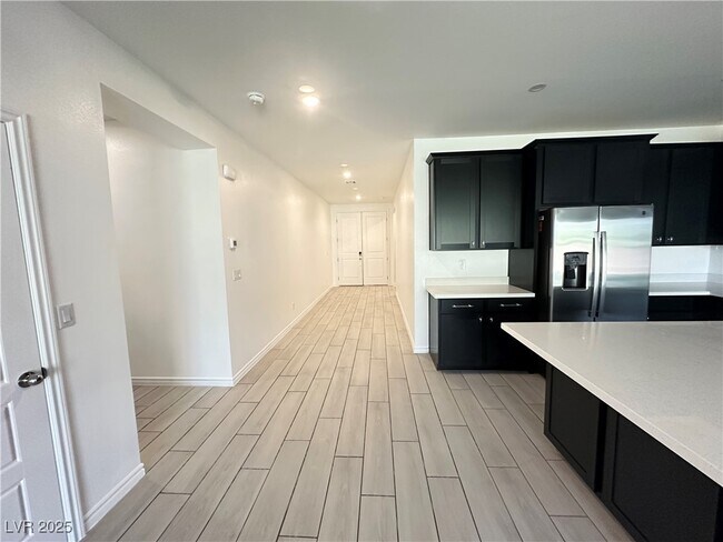 Building Photo - 9565 Camelback Crk Dr