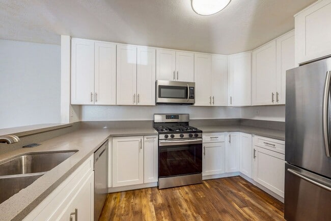 Building Photo - Great 2 Bedroom / 1 Bathroom Main-Level Un...