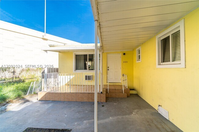Building Photo - 1021 NW 23rd Ct