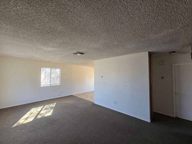 Building Photo - Coming Soon!!! 2 bedroom 1 bath