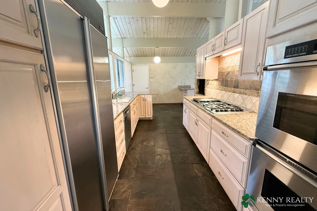 Building Photo - Spacious 4 Bedroom Home in San Mateo Hills...