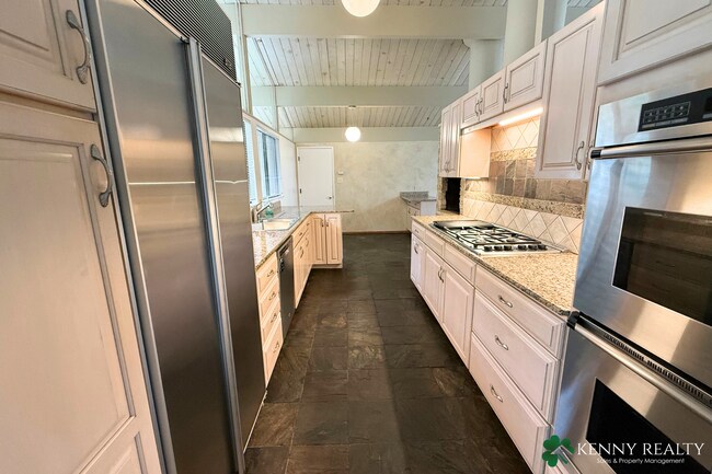 Building Photo - Spacious 4 Bedroom Home in San Mateo Hills with Dual Primary Suites