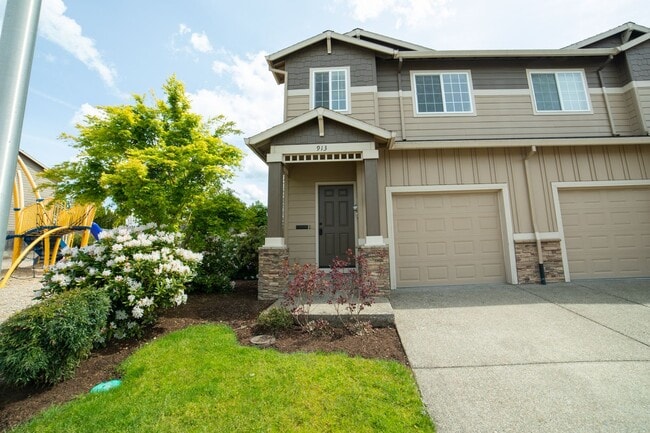 Building Photo - Newer Construction Townhome in Canby