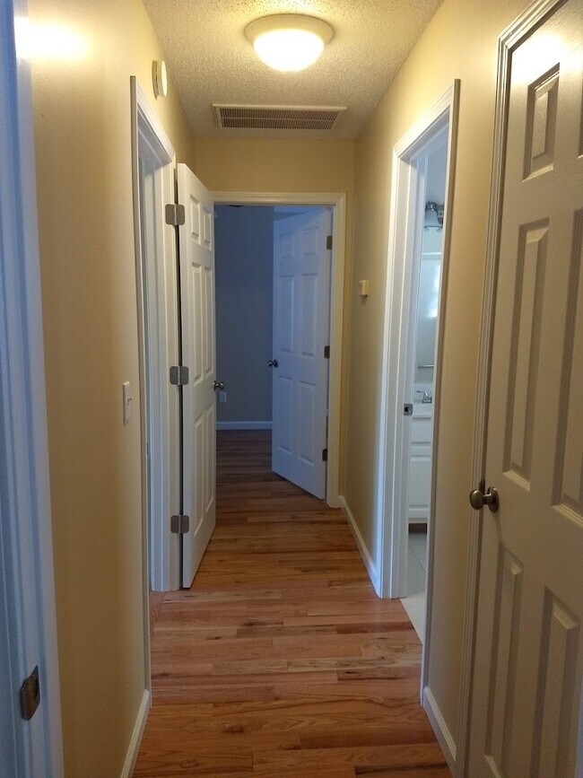 Building Photo - 98 Russell Ln