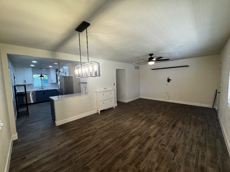 Building Photo - 1620 E Rancho Dr