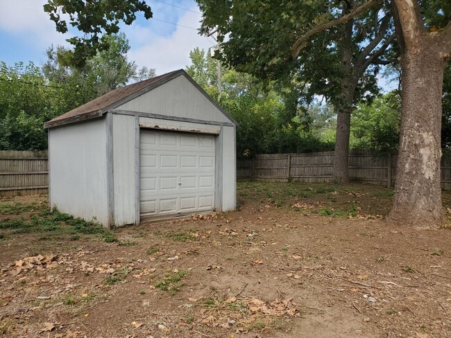 Building Photo - Great 3BR, 1BTH, 1 car att gar, ranch styl...