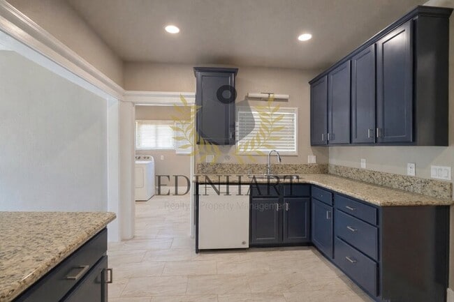 Building Photo - 1105 N College Ave